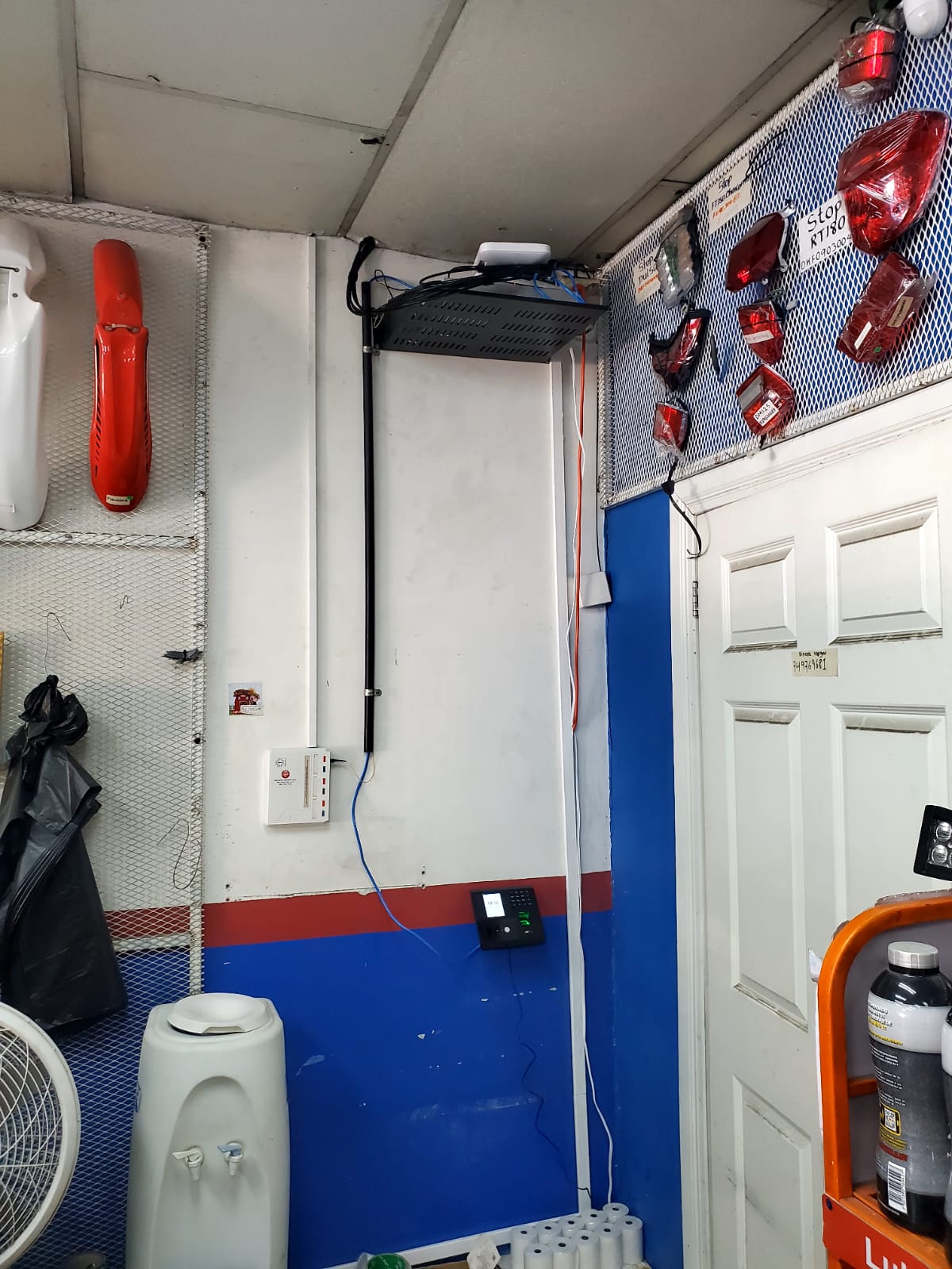 Bandeja de red cerrada con cámara instalada